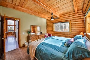 3 bedrooms, WiFi - Views +Hot Tub +3 Kings +Bunk Room +Standing Desk

 (Granby)