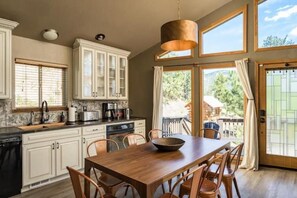 Kylskåp, mikrovågsugn, ugn och spishäll