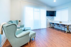 Love is Here to Stay: Ocean View King Suite | Oppholdsrom | En 65-tommers LED-TV med digitale kanaler samt strømmetjenester