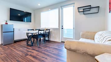 An American in Paris: Accessible King Suite, Ocean View | 客廳 | 65 吋LED 電視連數碼電視頻道、串流服務