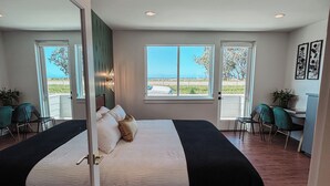 Summertime: ADA King Room, Ocean View | Peralatan tempat tidur premium, meja, ruang kerja komputer riba 