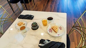 Termasuk sarapan pesanan masak setiap hari 