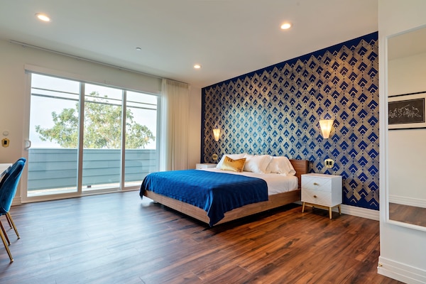 Rhapsody in Blue: Deluxe King, Ocean View | 1 habitación, ropa de cama de alta calidad y decoración personalizada