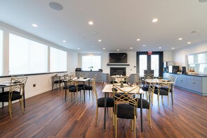 Free daily cooked-to-order breakfast 