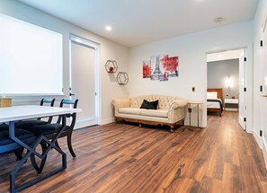 An American in Paris: Accessible King Suite, Ocean View | Oppholdsrom | En 65-tommers LED-TV med digitale kanaler samt strømmetjenester