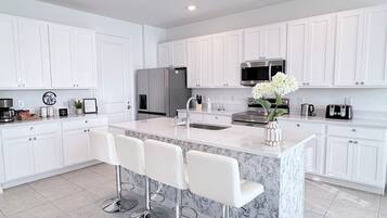 Réfrigérateur, micro-ondes, four, lave-vaisselle