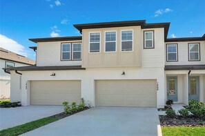 Exterior - 3BR Championsgate Home, Lake View, Pool & Water Park, 10 Guests, near to Disney (Davenport)