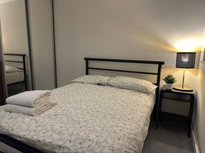 1 bedroom, WiFi - Luxury Modern Apartment/Flat (Rainham)