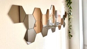 Una pared con una obra de arte geométrica y reflectante.