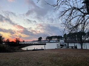 Secadora de cabello, toallas, jabón, shampoo 