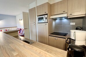 Micro-ondes, four, lave-vaisselle, cafetière/bouilloire