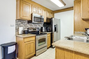 Een koelkast, een microgolfoven, een oven, een kookplaat