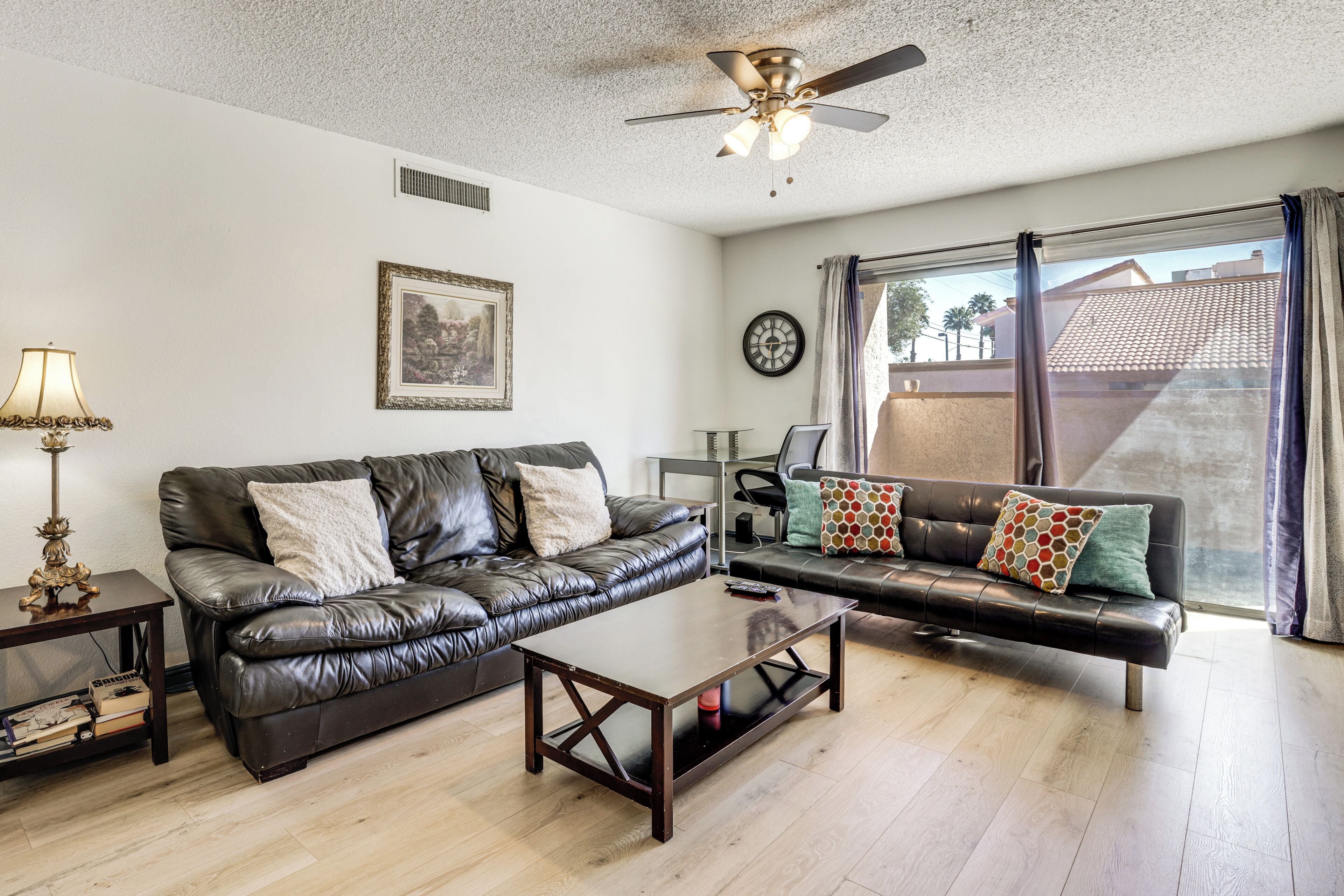 Télévision, lecteur de DVD, livres