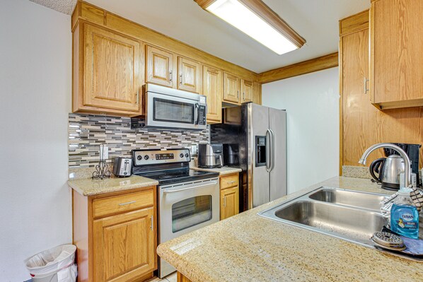 Kylskåp, mikrovågsugn, ugn och spishäll