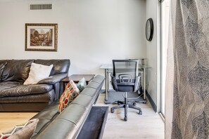 Televisión, reproductor de DVD y libros 