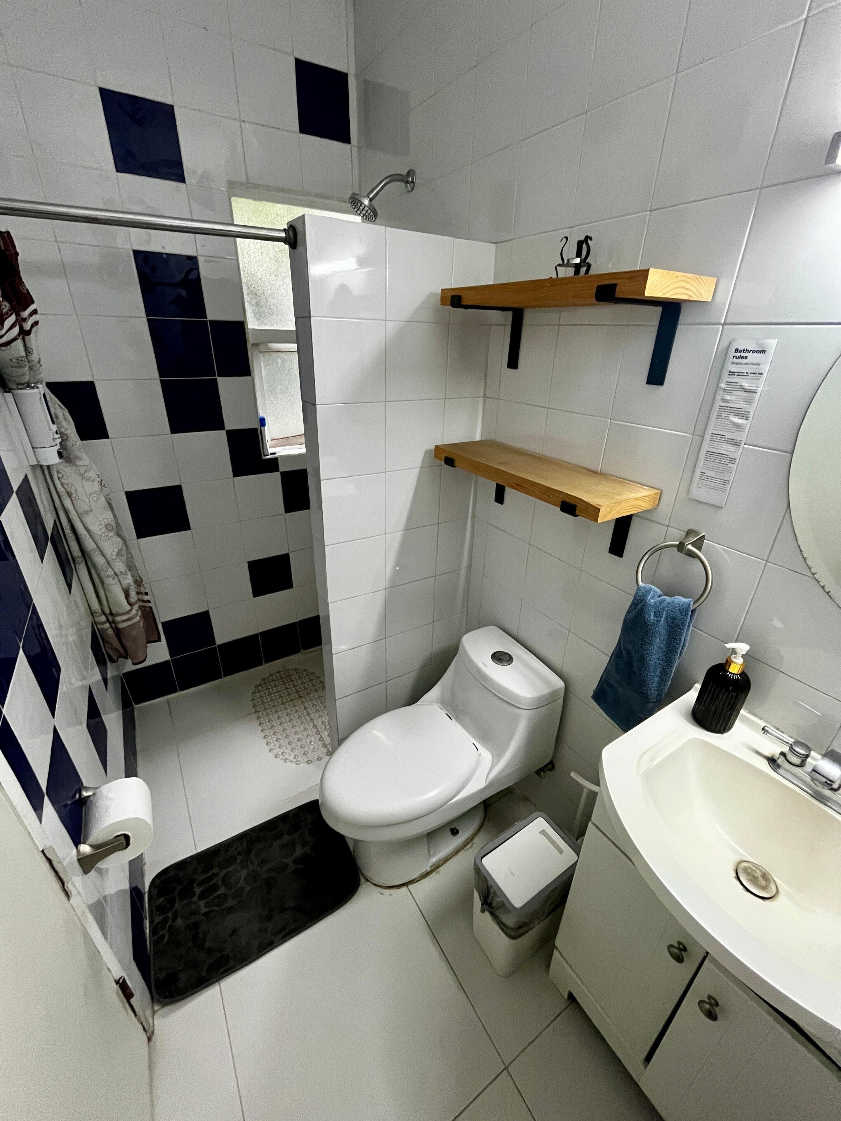 Habitación básica doble | Baño | Secadora de cabello, toallas, jabón, shampoo 