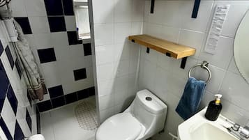 Habitación básica doble | Baño | Secadora de cabello, toallas, jabón, shampoo