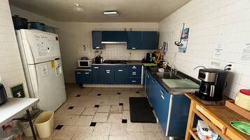 Habitación básica, 1 cama matrimonial | Instalaciones de cocina compartida | Refrigerador y microondas