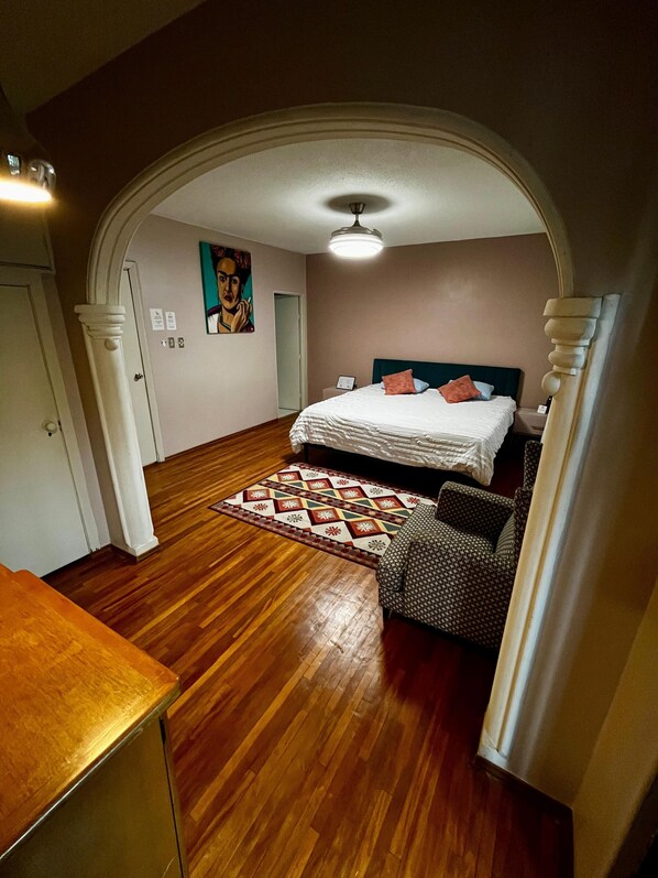 Quarto conforto, 1 cama King | Roupas de cama premium, edredons de pluma