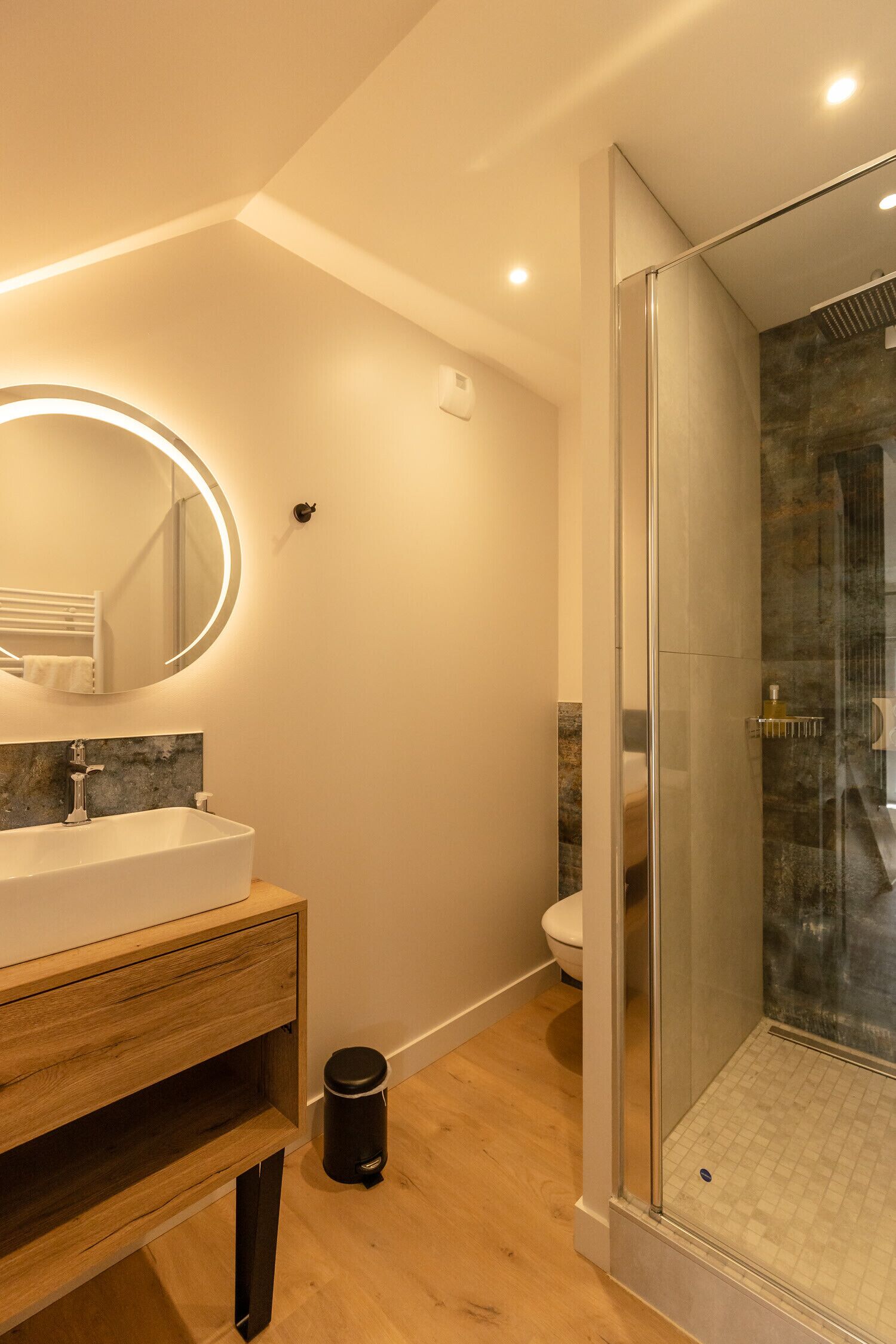 Een douche, een haardroger, handdoeken