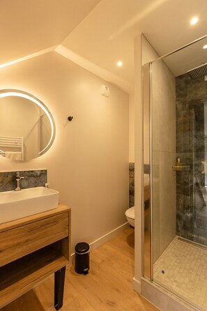 Doccia, asciugacapelli, asciugamani