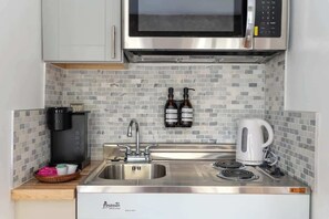 Kühlschrank, Mikrowelle, Herdplatte, Wasserkocher mit Kaffee-/Teezubehör