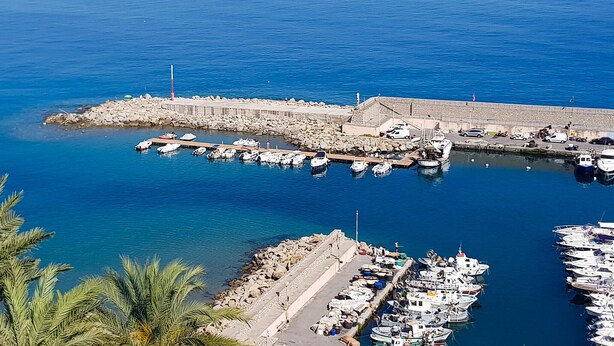 A marina with boats docked, a pier, and a rocky breakwater. - Stunning apartment in Bordighera (Bordighera)