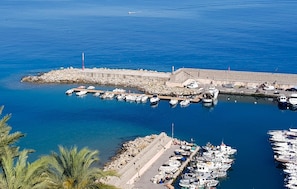 A marina with boats docked, a pier, and a rocky breakwater. - Stunning apartment in Bordighera (Bordighera)