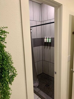 Douche, sèche-cheveux