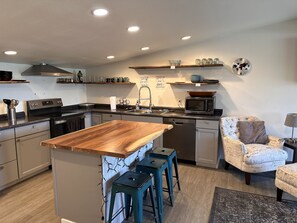 Kühlschrank, Mikrowelle, Kochgeschirr/Geschirr/Besteck