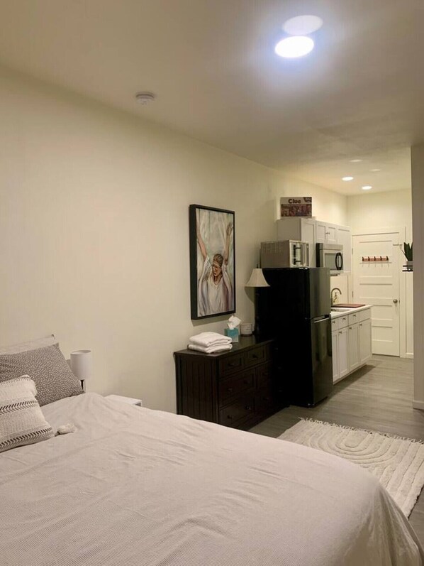 Desk, iron/ironing board, travel cot, WiFi - Downtown Studio - White (Moscow)