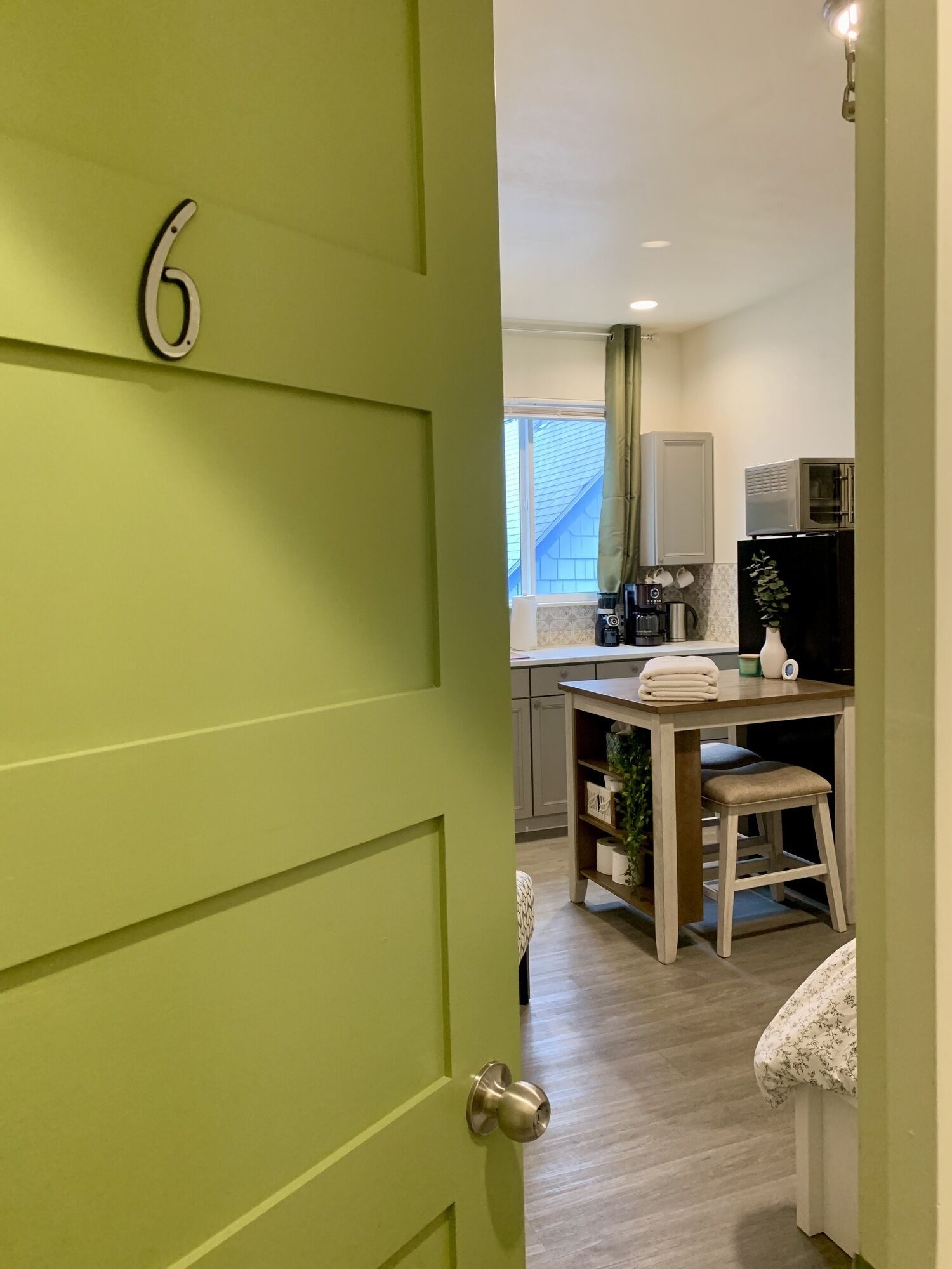 Kjøleskap, mikrobølgeovn og kjøkkenutstyr