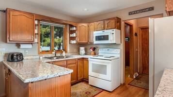 雪櫃、微波爐、焗爐、爐具