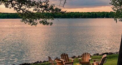 Charming lake home with no steps to lake, sand bottom full rec lake, kayaks etc