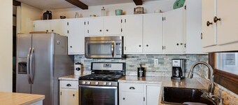 Cozy Cottage with so many amenities, on beautiful Little Hills Lake in Wautoma
