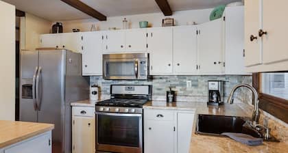 Cozy Cottage with so many amenities, on beautiful Little Hills Lake in Wautoma