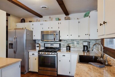 Cozy Cottage with so many amenities, on beautiful Little Hills Lake in Wautoma