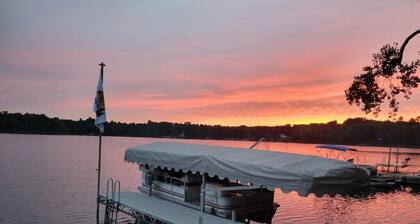Amazing view, hot tub, sauna, fireplace, pet friendly, pier, kayaks, paddleboard