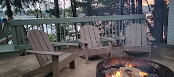 Amazing view, hot tub, sauna, fireplace, pet friendly, pier, kayaks, paddleboard