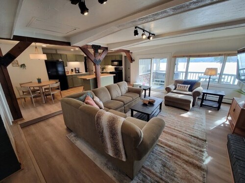 Amazing view, hot tub, sauna, fireplace, pet friendly, pier, kayaks, paddleboard