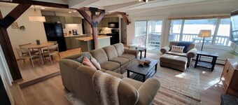 Amazing view, hot tub, sauna, fireplace, pet friendly, pier, kayaks, paddleboard