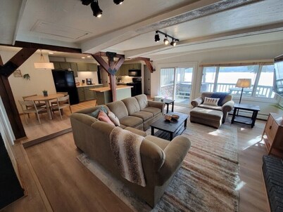 Amazing view, hot tub, sauna, fireplace, pet friendly, pier, kayaks, paddleboard