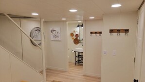 A hallway with a wooden bench, a wall-mounted mirror, and a coat rack. - Amazing view, hot tub, sauna, fireplace, pet friendly, pier, kayaks, paddleboard (Wautoma)