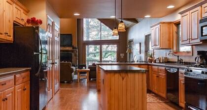 Free nite w/wknd off season lakehome boats pier fireplace hottub sand beach raft