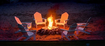 Amazing Large Sandy Beach, Hot tub, Fireplace, Dog Welcome, Kayaks, Paddleboards