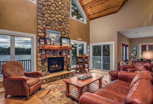 Amazing Large Sandy Beach, Hot tub, Fireplace, Dog Welcome, Kayaks, Paddleboards