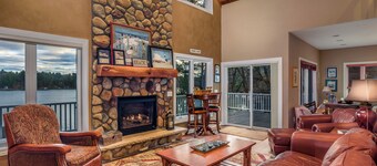 Amazing Large Sandy Beach, Hot tub, Fireplace, Dog Welcome, Kayaks, Paddleboards