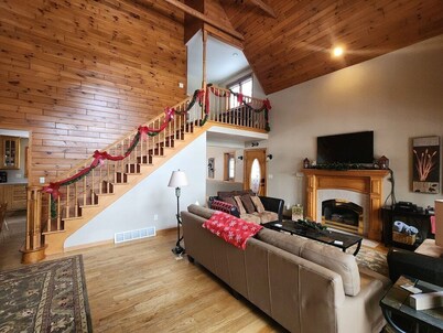 Free nite w/wknd offseason;logcabin lake hottub kayak paddleboard pier fireplace