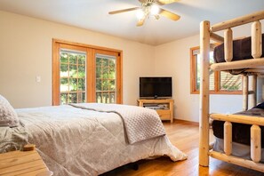 6 bedrooms, iron/ironing board, WiFi, bed sheets - Free nite w/wknd offseason;logcabin lake hottub kayak paddleboard pier fireplace (Wild Rose)