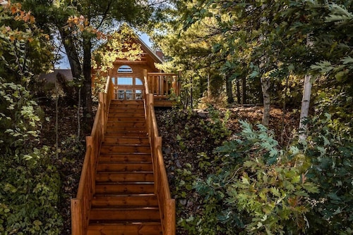 Free nite w/wknd offseason;logcabin lake hottub kayak paddleboard pier fireplace